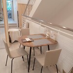 약선 카페 miyu's - 4人掛けテーブルに増席可能です。