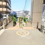 味楽 - "靖国通り"の北崖下から谷底に下りてすぐ急坂を登り切るという立地。