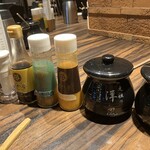 勝烈亭 - ソースは和と洋2種類、ドレッシングも2種類