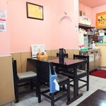 味楽 - 玄関入って左が四人掛けテーブル。右が二人掛けテーブル。