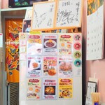 味楽 - 厨房前に置かれている、ビール冷蔵庫にも写真付きメニューが貼られています。