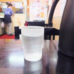 味楽 - 着席後すぐに提供してくれるお水も、しっかりと冷たい。