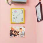 味楽 - 店内には複数のサイン色紙。