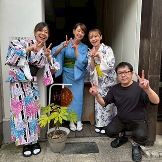 スタッフとの会話も楽しみの一つ…人気のカウンター席