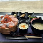 糸島海鮮堂 二見ヶ浦本店 - サーモン丼➕大トロ