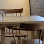 tsuki no mori - テーブルと椅子もこだわりがあってこのお店にすごくしっくりきます（2025.8）
