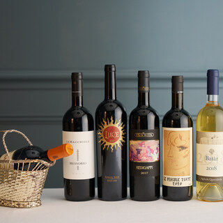 イタリアや日本など各国のワインや、クラフトビールをご用意