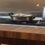 つけめん 恵那く - 炙ってるチャーシュー（厨房内）