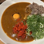 312400337 - ネギビーフカレー生卵トッピング、福神漬け盛り過ぎ
