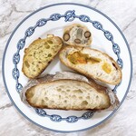 HIYORI BROT - 上から丹波黒豆のパン、玉ねぎとカレーのパン、カボチャとパルミジャーノのパン、米粉のロデブ（たぶん）