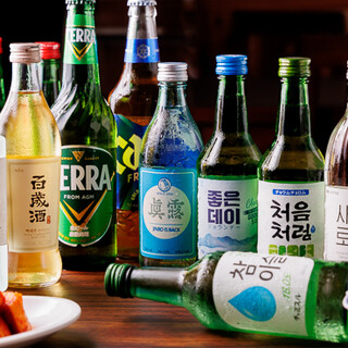 チャミスルやマッコリなど、ずらりと並ぶ韓国のお酒と乾杯☆