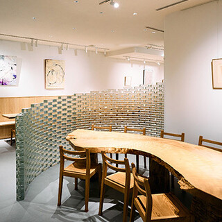 東京駅徒歩1分でアクセス良好◆アートのある白い空間