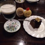 シティーライト - 琥珀の女王（左）ノアケーキ（右）すみっコとんかつ　えびふらいのしっぽ