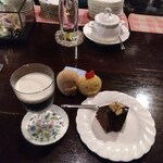 シティーライト - 琥珀の女王（左）ノアケーキ（右）すみっコとんかつ　えびふらいのしっぽ