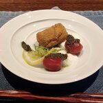 料理旅館 奥飛騨山草庵 饗家 -  先付：地産トマト 2種類のソースで(トマト蜂蜜レモン漬け 飛騨産モッツアレラ 夏かぼちゃのコロッケ 地産バジルのジェノベーゼで)