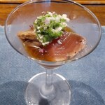 料理旅館 奥飛騨山草庵 饗家 - 小造：鰹のわら炙り 地産オクラと長芋トロロで