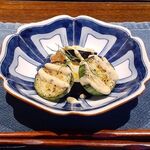 料理旅館 奥飛騨山草庵 饗家 - 地産とうもろこし巻き寿司 川鱒燻製と焼きズッキーニ ケッパーを入れた地味噌のドレッシングがけ