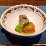 料理旅館 奥飛騨山草庵 饗家 - 先付：地産トマト 2種類のソースで(フレッシュトマト 飛騨牛ローストビーフ 生湯葉 お出しのジュレと地産ワサビで)