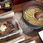 料理旅館 奥飛騨山草庵 饗家 - 飯添：奥飛騨サンショウ入り朴歯味噌ときのこ汁