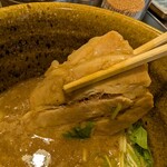 ベジポタつけ麺えん寺 - つけ汁の中から厚めのチャーシュー