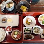 料理旅館 奥飛騨山草庵 饗家 -  上段：漬物 蕗のとう味噌 飛騨ジュース ごはん　下段：精進煮物 温泉玉子野菜サラダ 法蓮草と占地 地山菜 じゃが芋,カレイ,甘長 甘辛味噌 茄子そぼろ炒め