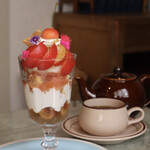 コマグラ カフェ - ◉プラムとさくらんぼのパフェ／1,500円
                                ◉ルイボスティー／700円税込