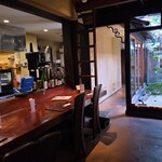 omo cafe - 木の温もりを感じられるカウンターからも中庭が見える～!!( ^o^)ﾉ