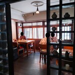 omo cafe - 入口近くのテーブル席の様子～!!( ^o^)ﾉ