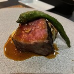 Mendi - “美熊野牛のステーキ”。ほぼほぼ赤身です。ナイフでは中々に切りにくく固い肉質の印象でしたが、口に含むと非常に柔らか。しかも牛肉の旨味をグッと感じるステーキでした。赤ワインとのコラボは最高です。