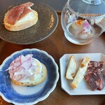 Mendi - “ピンチョス”。スペイン料理は小皿料理の多彩で色々な味が楽しめる、これが素晴らしいです。全て優しい味わいです。