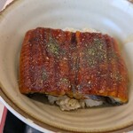 ゆで太郎 - うな丼にタレと山椒投入