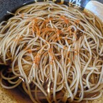 ゆで太郎 - 温蕎麦、カウンターであらかじめ一味を振りました