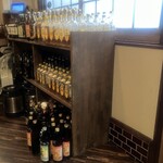 お酒とおばんざい めくみ - 内観のボトルキープコーナー