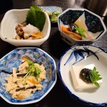 御宿伊勢屋 - 左上のキノコ盛合せも信州らしくていいです。豆腐に載っているのは伊勢屋特製の山椒味噌です。香り高い！