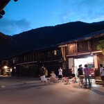 御宿伊勢屋 - 夕暮れにはお囃子が聞こえてきました。昔話のワンシーン