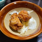 御宿伊勢屋 - 山賊焼。ニンニクの効いた鶏の唐揚げです。少しかじってしまいました。敷いてあるキャベツと一緒に食べるとよく合います