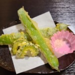 御宿伊勢屋 - 新鮮で甘味の効いたモロッコインゲンとゴーヤの天婦羅。これはとても美味しかったです