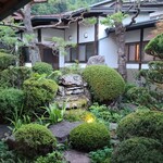 御宿伊勢屋 - 中庭もよく手入れされています