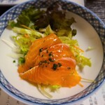 御宿伊勢屋 - 定番の信州サーモンのカルパッチョ。信州産高原レタスに安曇野産ワサビドレッシング。地元の食材へのこだわりを感じます