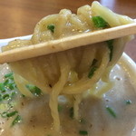 あいつのラーメン かたぐるま - 麺とスープが絡む