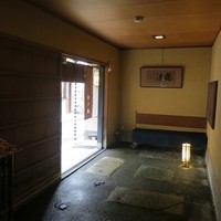 はり清 - 暖簾を潜るとこのような雰囲気です。