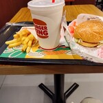 バーガーキング - 料理写真:アボカドワッパーJr ドリンクMコーラは量が多い。