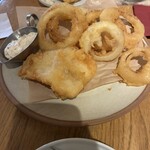 MARFA CAFE - オニオンリングとタルタルソースです。白身魚のフライもついています