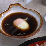 そば処 かめや - 【天玉せいろ＠税込550円】温玉＆つゆ