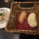 ビストロ キャトルズ - お通しのパン