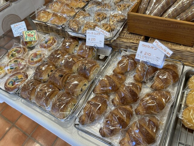 Komugi Kobo Minoya - Mukaigawara/Bread | Tabelog