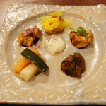 ガネーシュ - 6種類のディップ(シーフードピクルス、チキンピクルス、砂肝のマサラ、ベジタブルピクルス、チェティナードチキンマサラ、ココナッツチャトニ)