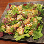 ガネーシュ - サーモンのカルパッチョ風(アマランサスのベビーリーフ、フェンネル、エシャロット、レモン、花椒、クミンシード、醤油)