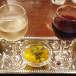 ガネーシュ - インドワイン飲み比べセット(1100円) この日のおつまみはアルーマター