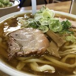 森田屋支店 - 大盛り　840円　鶏油なのか、脂が適度に覆ったスープからは、湯気がたちません。